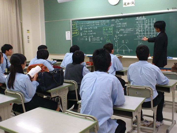 Instruktur Sensei Membimbing Siswa di Kelas Pelatihan LPK Sakura Indonesia